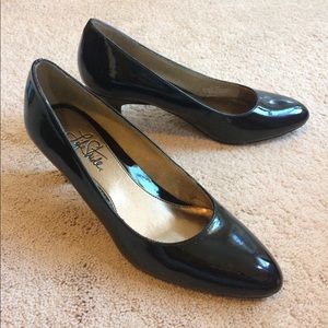 Patent leather pumps. Man made upper.